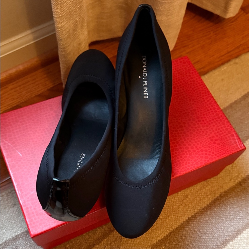 Donald J. Pliner Women's Classic Black Heels - Picture 4 of 6